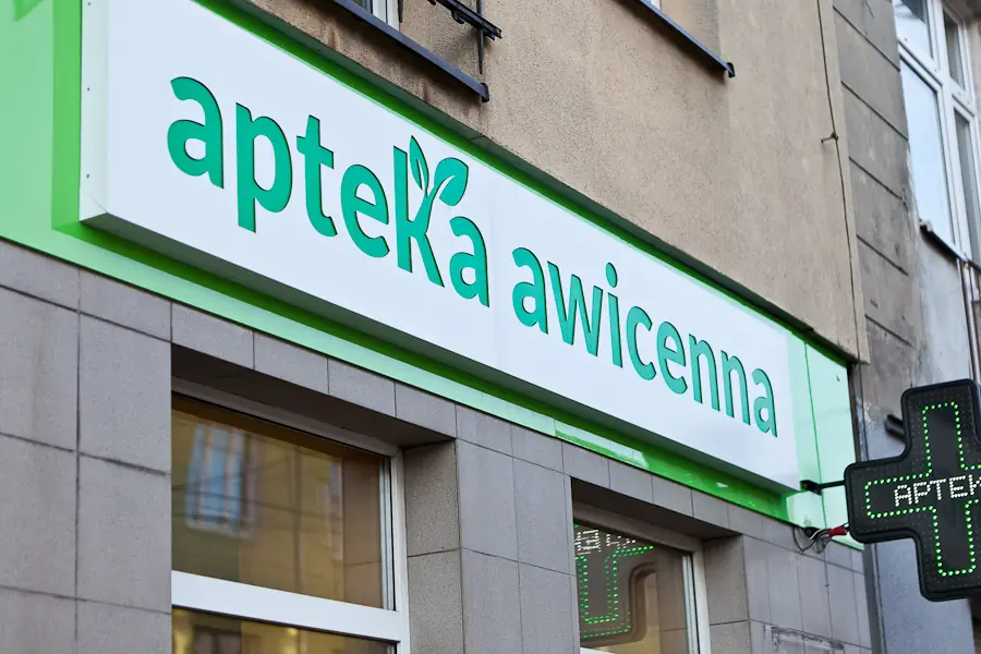 Kaseton frezowany z dibondu, zielony napis wycięty w białym licu