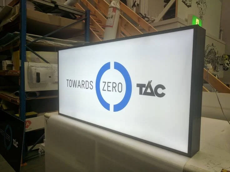 Kaseton z ramą aluminiową i równym licem z pleksi