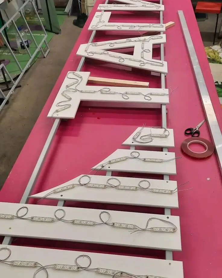 Korpusy liter 3D z modułami LED przed założeniem lica