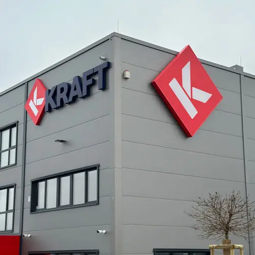 Litery przestrzenne i kasetony napinane na elewacji hali